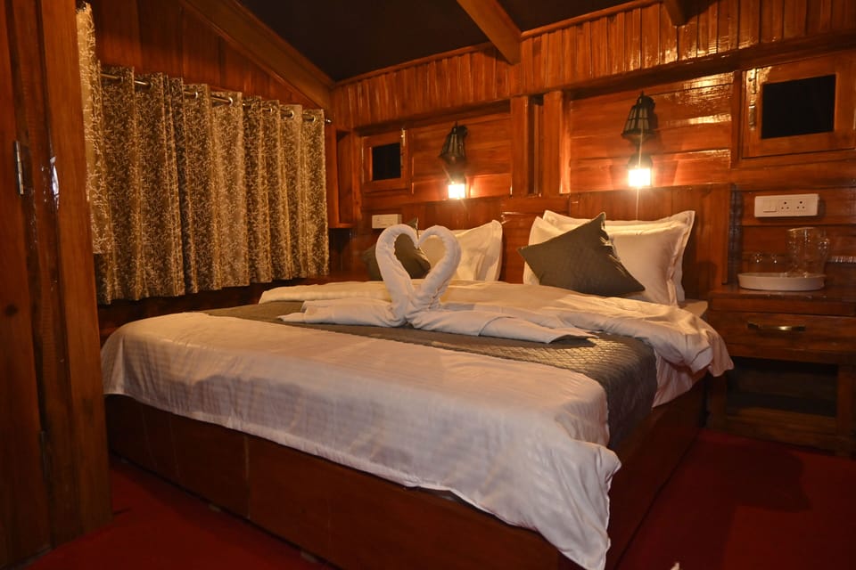 Deluxe Double Room, 1 King Bed, Non Smoking, Hill View