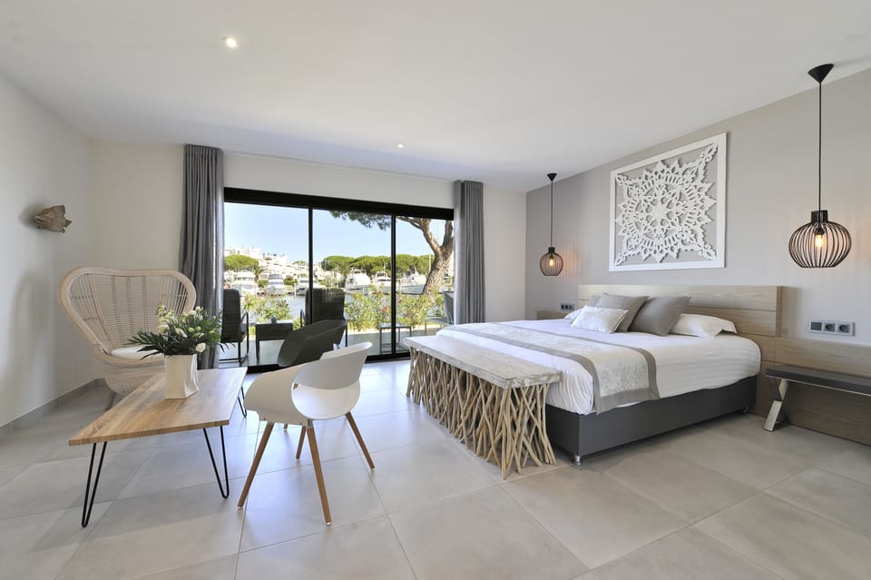 Deluxe Suite | Premium bedding, in-room safe, desk, free WiFi