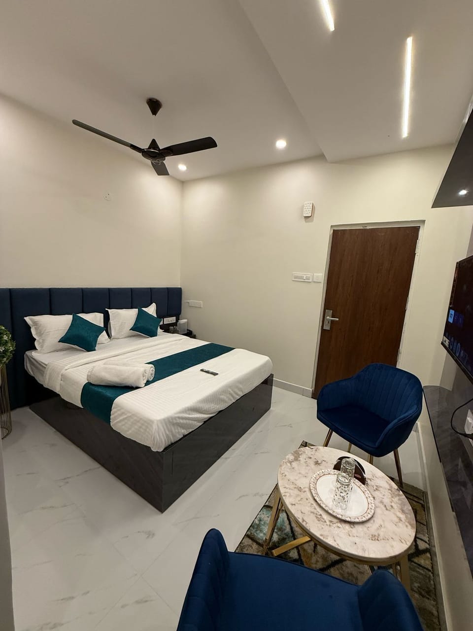 Deluxe Double Room, 1 King Bed, City View | Desk, laptop workspace, soundproofing, iron/ironing board