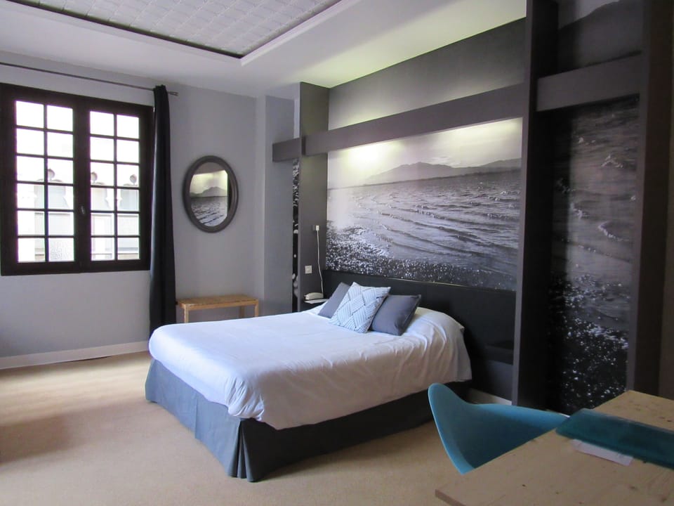 Triple Room | Minibar, in-room safe, individually decorated, individually furnished