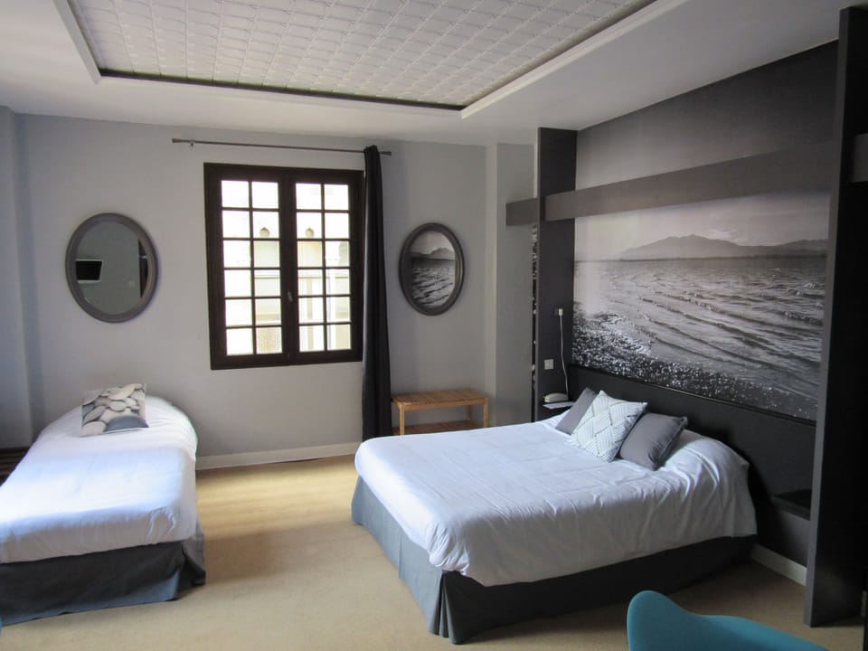 Triple Room | Minibar, in-room safe, individually decorated, individually furnished