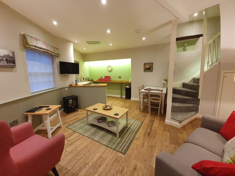 Comfort Suite | Living area | Flat-screen TV