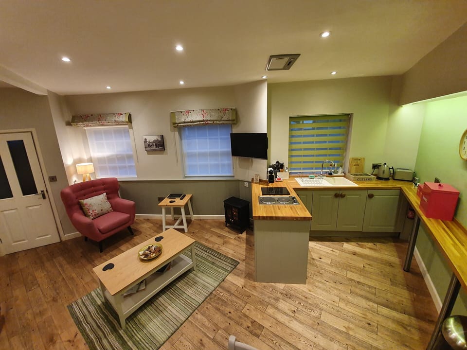 Comfort Suite | Private kitchen | Coffee/tea maker, electric kettle