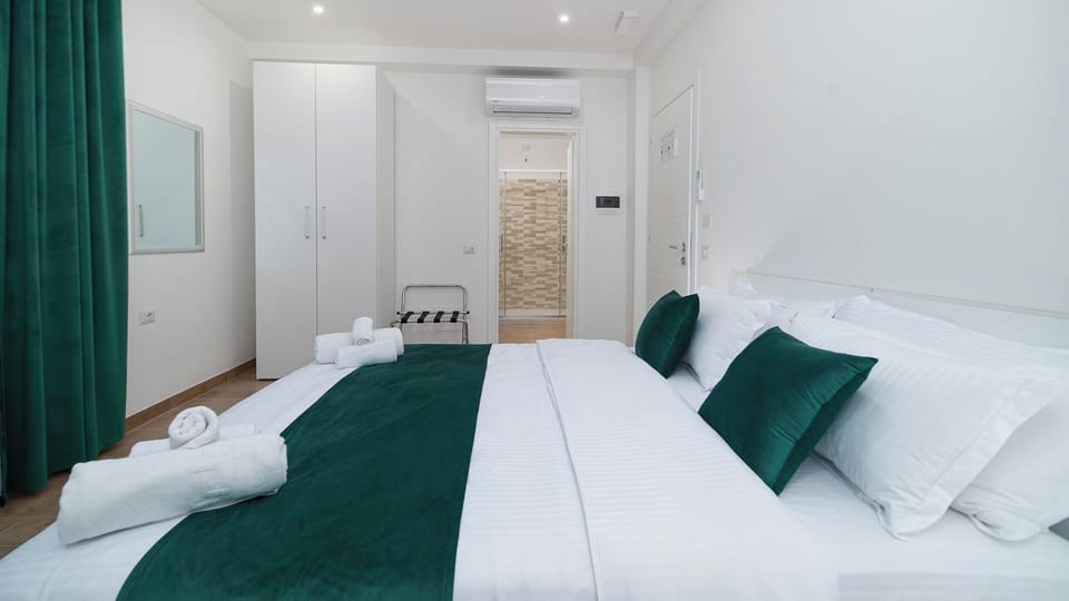 Room | In-room safe, iron/ironing board, free WiFi
