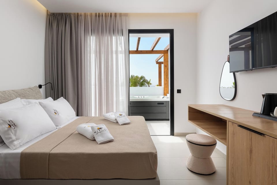 Suite with Jacuzzi | In-room safe, soundproofing, iron/ironing board, free WiFi