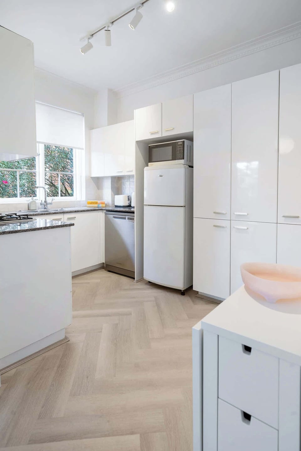 Spacious kitchen with gas hob, oven, dishwasher and large fridge