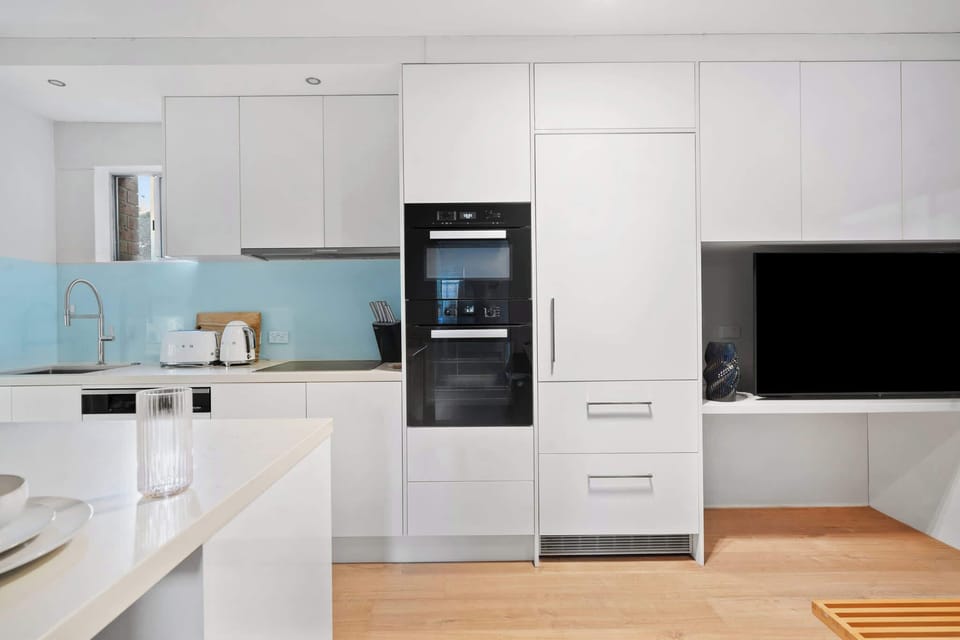New kitchen with built in fridge, dishwasher, Miele appliances and SMEG toaster and kettle perfect chefs kitchen or to enjoy takeaway from the local restaurants 