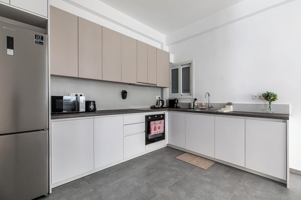 Apartment, 3 Bedrooms, Kitchen, City View | Private kitchen | Full-size fridge, microwave, oven, stovetop