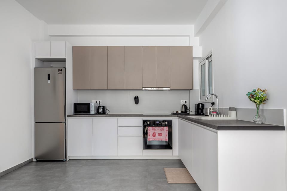 Apartment, 3 Bedrooms, Kitchen, City View | Private kitchen | Full-size fridge, microwave, oven, stovetop