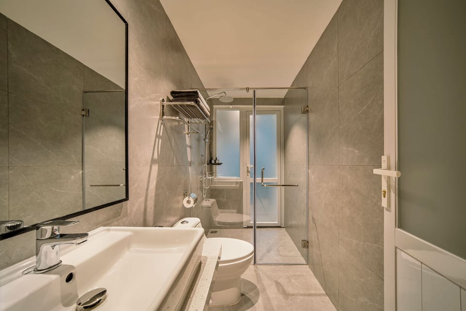 Deluxe Room | Bathroom | Shower, hair dryer, slippers, towels