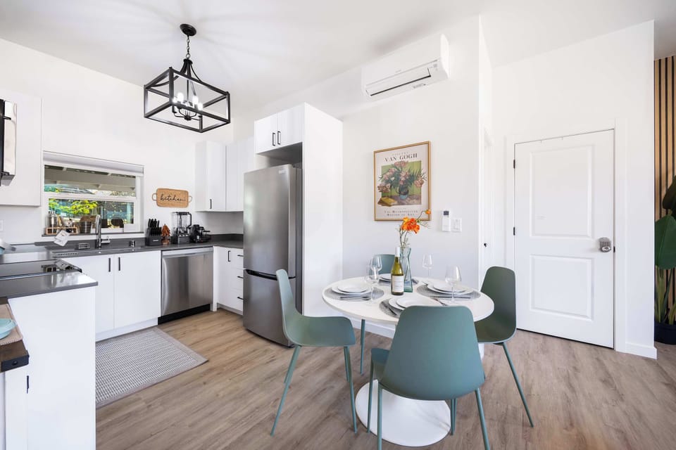 The dining area just connected with the open kitchen.