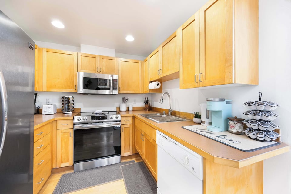 No wasted space here—streamlined cabinets, a sturdy counter, and tech that keeps up with city life.