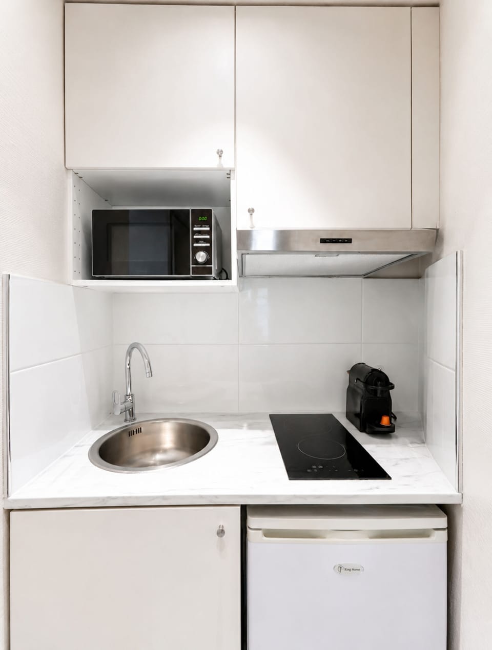 Standard Apartment, Courtyard View | Private kitchen | Espresso maker, mini-fridge, microwave, stovetop