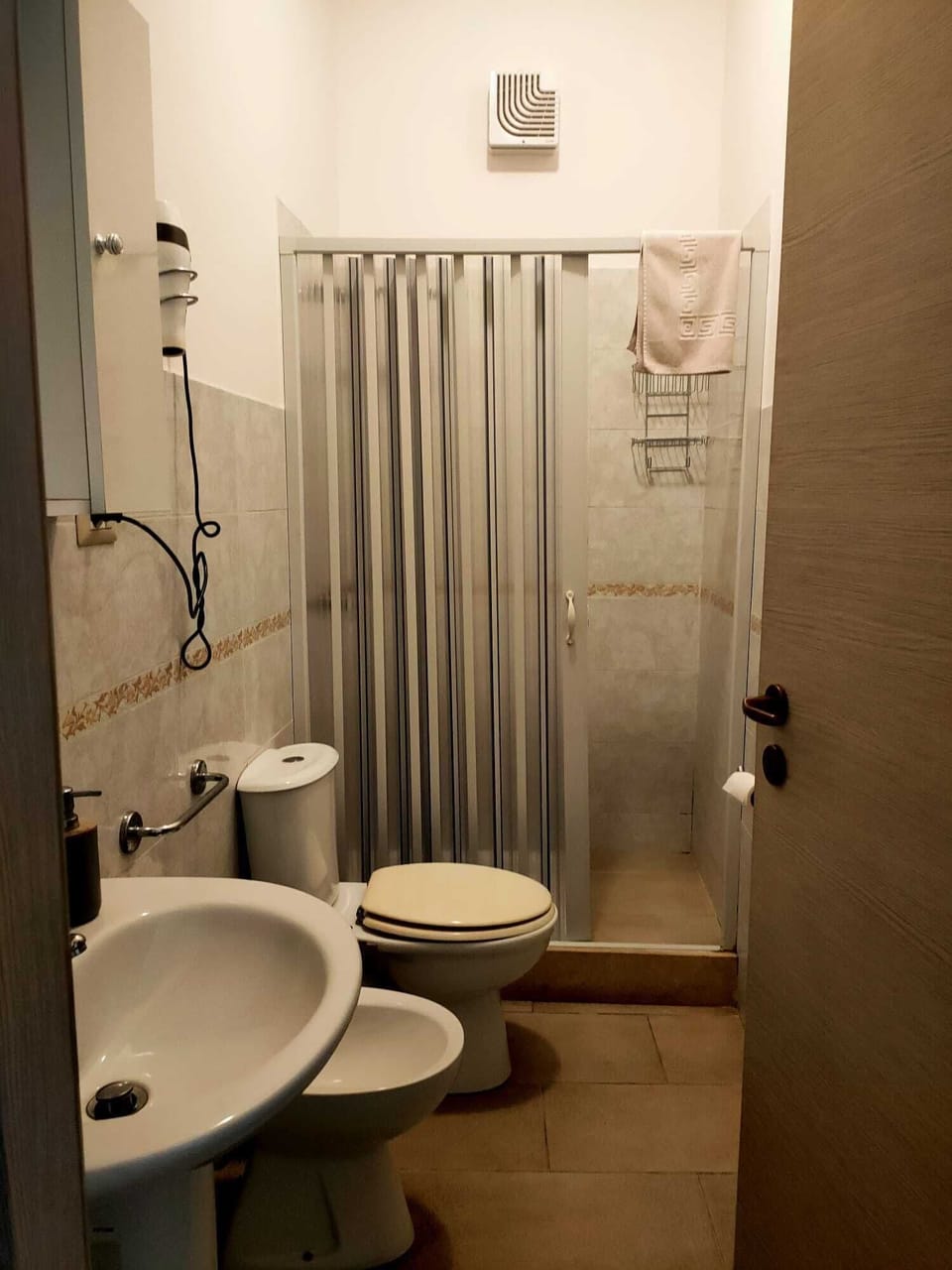 Basic Double or Twin Room | Bathroom | Hair dryer, bidet, towels, shampoo