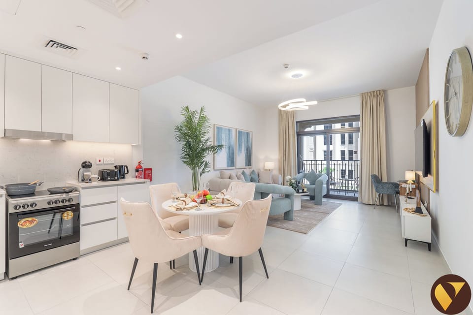 Luxury Apartment, Balcony, Pool View | In-room dining