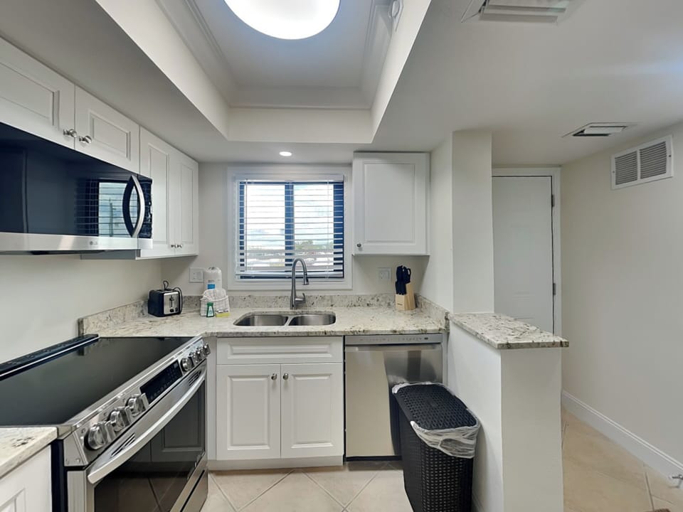 Entry Area to Kitchen