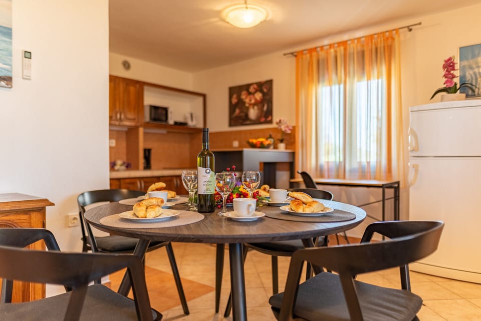 Basic Apartment, Garden View | In-room dining