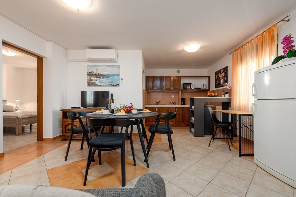 Basic Apartment, Garden View | In-room dining