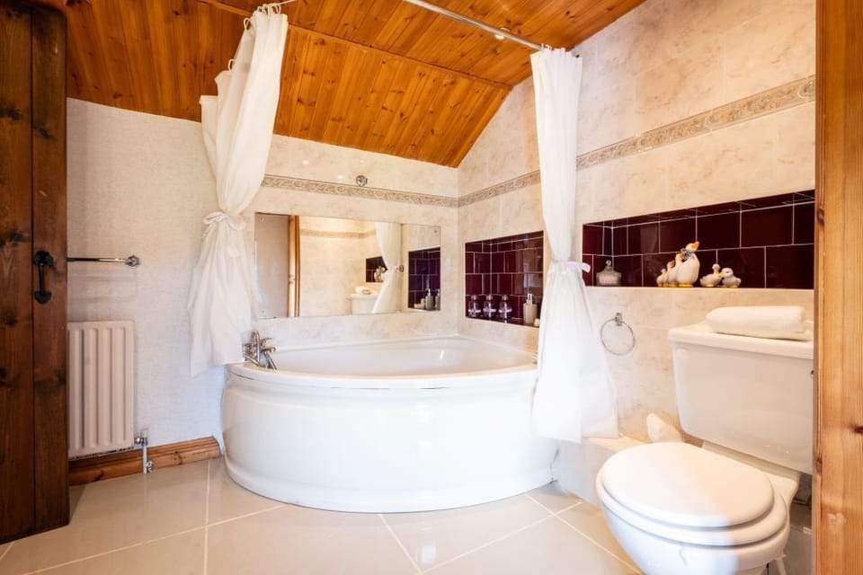 Adjacent bathroom (sole use)