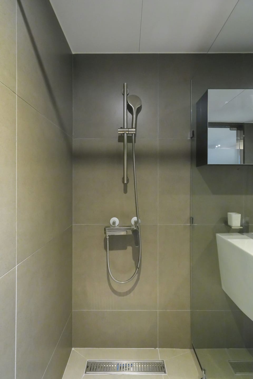 Standard Double Room | Bathroom | Shower, free toiletries, hair dryer, bidet