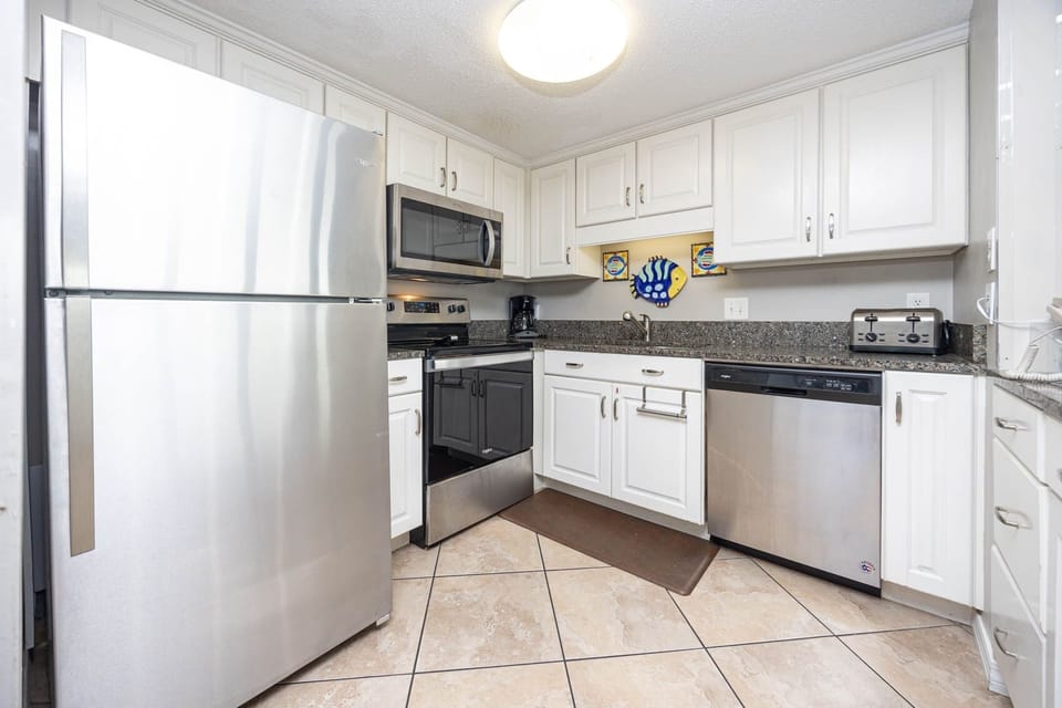 Condo, 3 Bedrooms | Private kitchen | Coffee/tea maker, fridge, oven