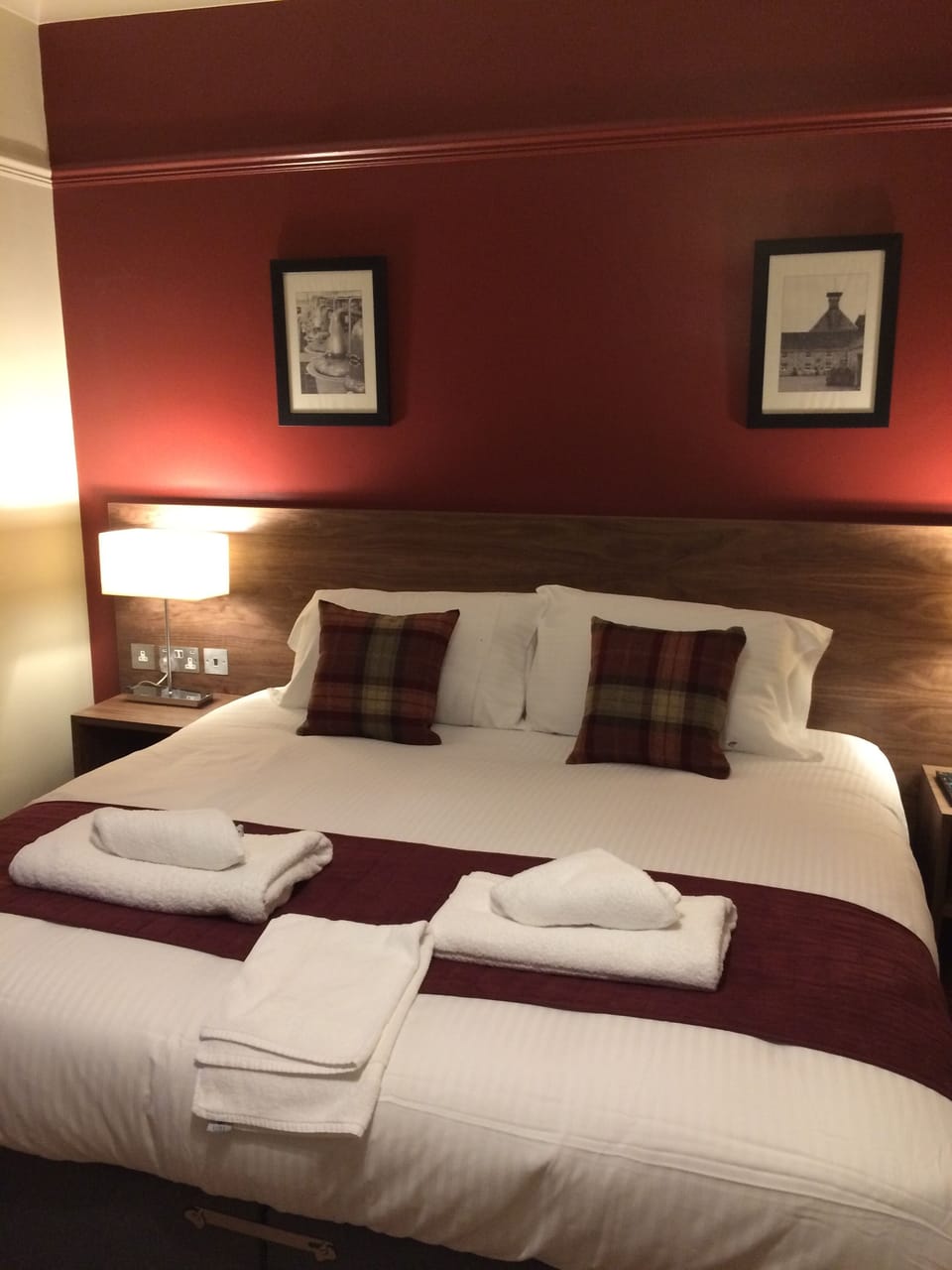 King Room | Desk, laptop workspace, iron/ironing board, free WiFi