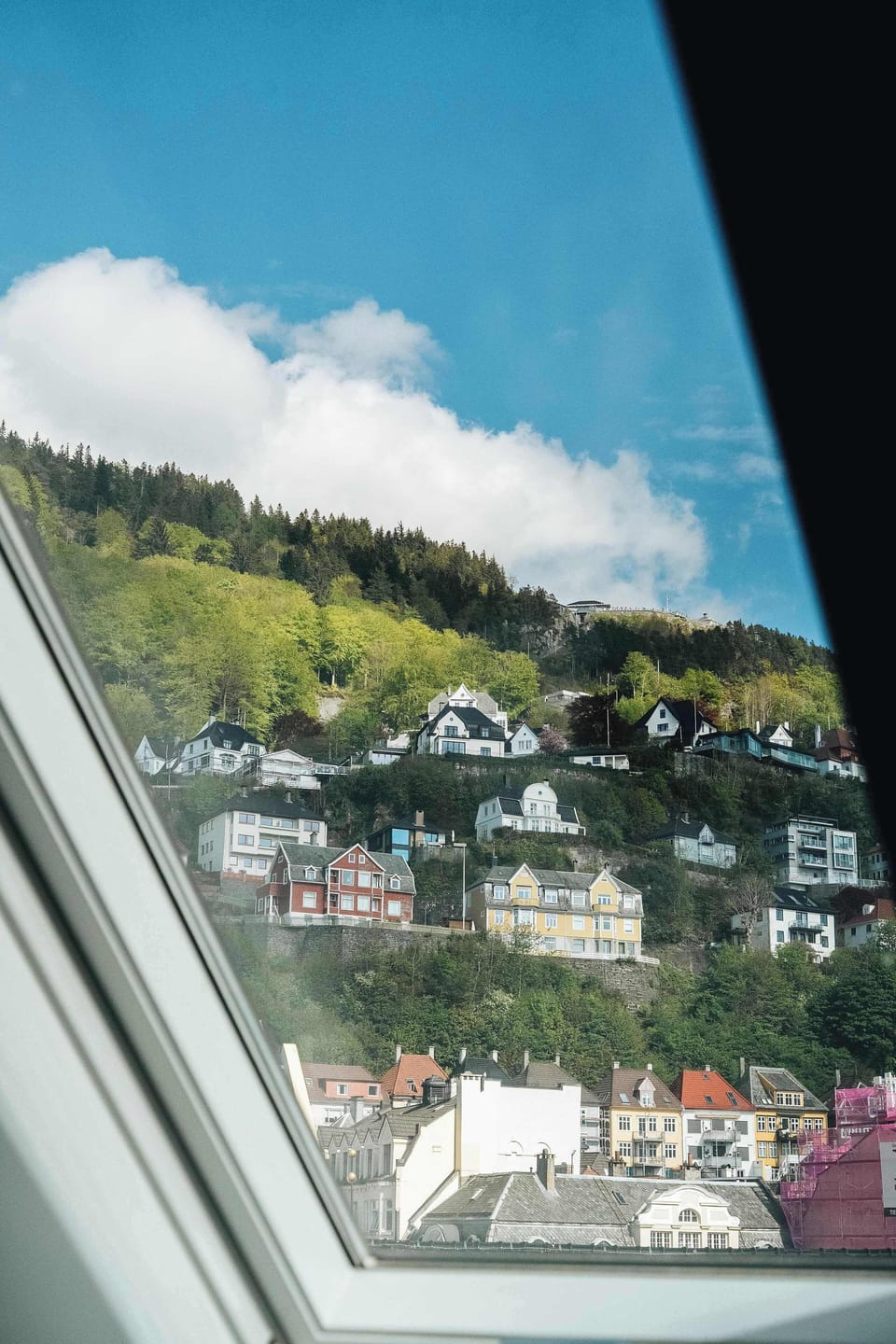 Wake up to the beauty of Bergen’s nature and direct view to Fløybanen right outside your window.