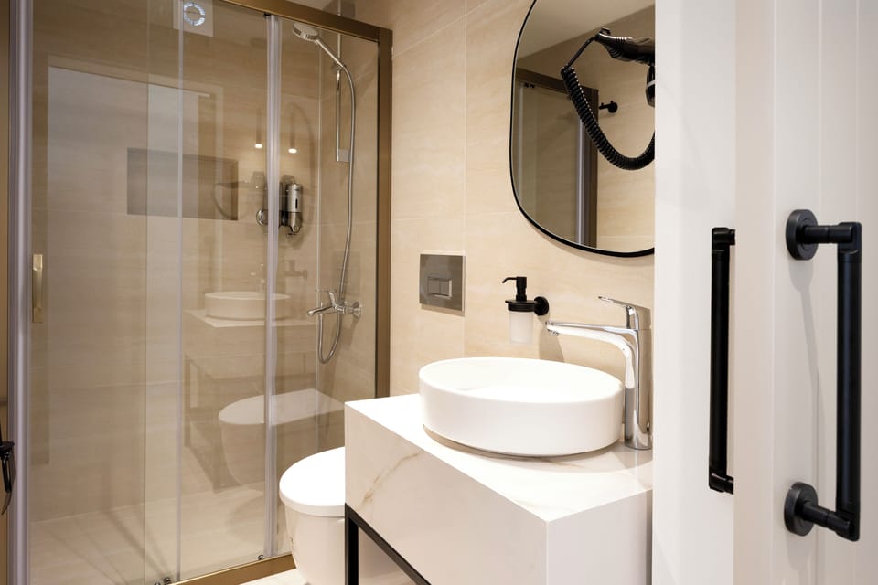 Triple Room | Bathroom | Shower, hair dryer, slippers, towels
