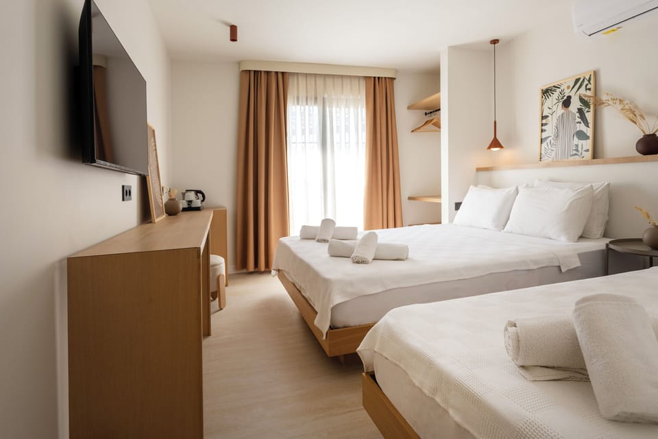 Triple Room | In-room safe, desk, laptop workspace, blackout drapes