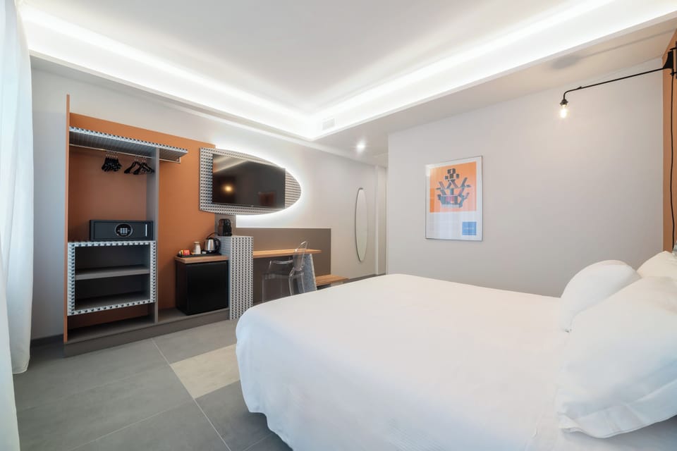 Deluxe Double Room, 1 King Bed | Free minibar, desk, laptop workspace, free WiFi