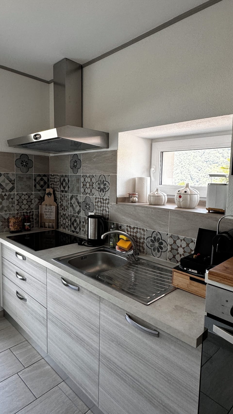 Comfort Room, Courtyard View | Private kitchen | Espresso maker, coffee/tea maker, electric kettle, toaster
