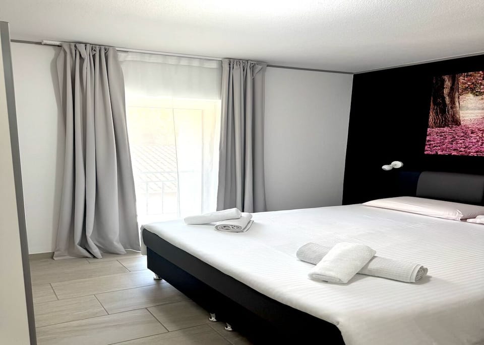 Family Triple Room, 1 Bedroom, Courtyard View | Hypo-allergenic bedding, cribs/infant beds, free WiFi, bed sheets