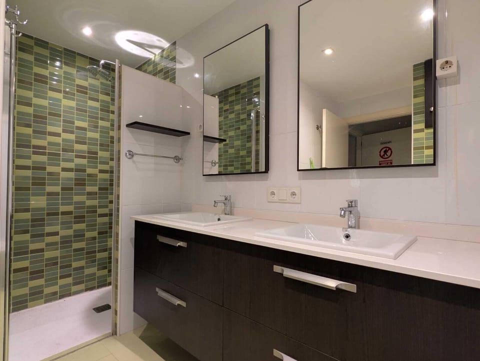 Standard Apartment | Bathroom | Shower, hair dryer, towels, soap