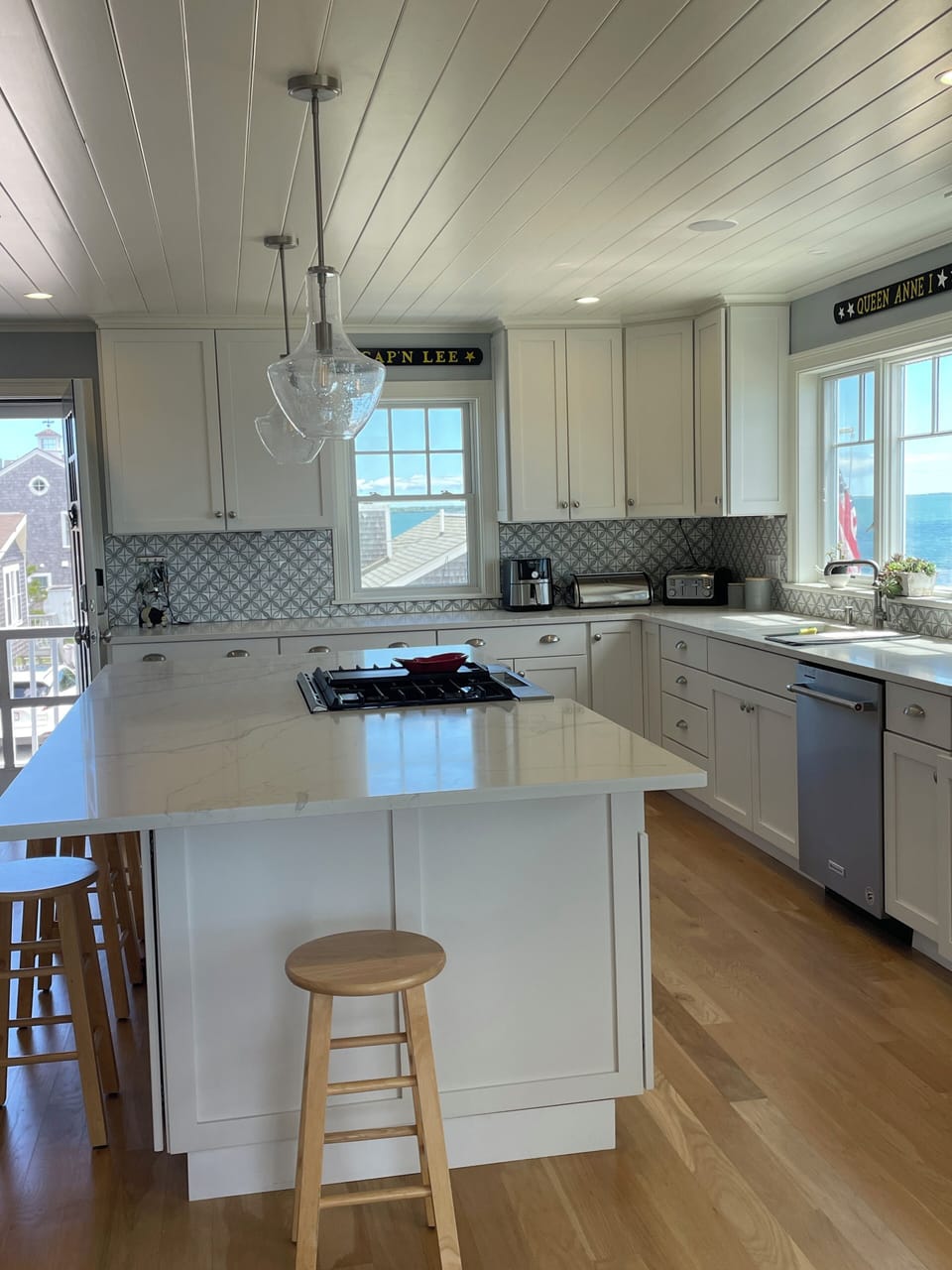 20 feet of kitchen counter space!