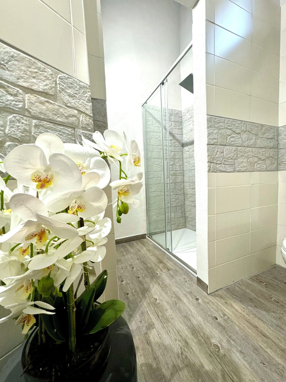 Deluxe Room, Balcony | Bathroom | Shower, rainfall showerhead, hair dryer, bidet