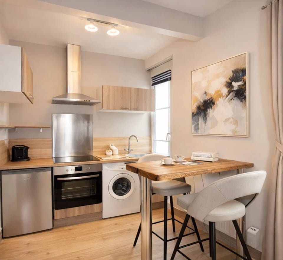 Superior Studio | Private kitchen | Mini-fridge, microwave, oven, stovetop