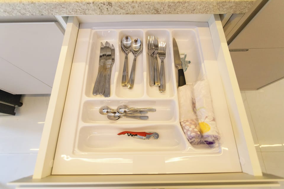 Studio | Private kitchen | Microwave, toaster, cookware/dishes/utensils