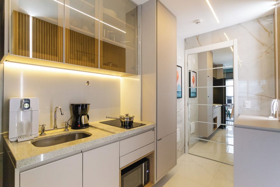 Studio | Private kitchen | Microwave, toaster, cookware/dishes/utensils