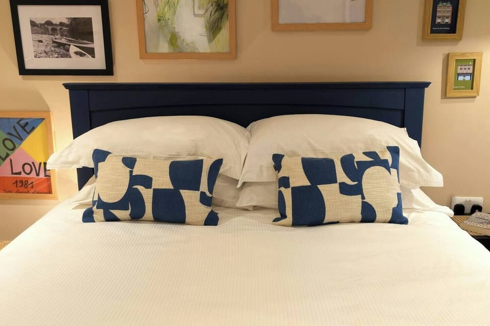 Main bedroom: King size bed (2)