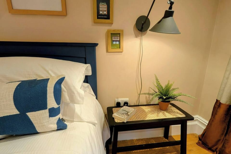 Main bedroom: King size bed (1)