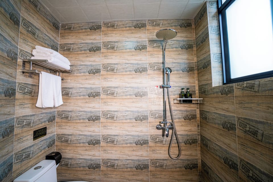 Standard Twin Room | Bathroom | Slippers