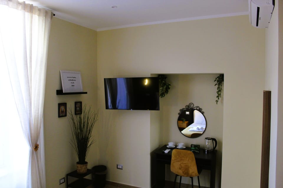 Comfort Room, 1 Queen Bed | Desk, laptop workspace, WiFi (free)