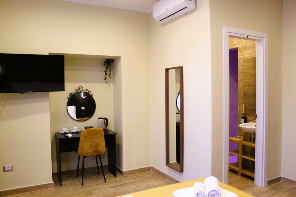 Comfort Room, 1 Queen Bed | Desk, laptop workspace, free WiFi
