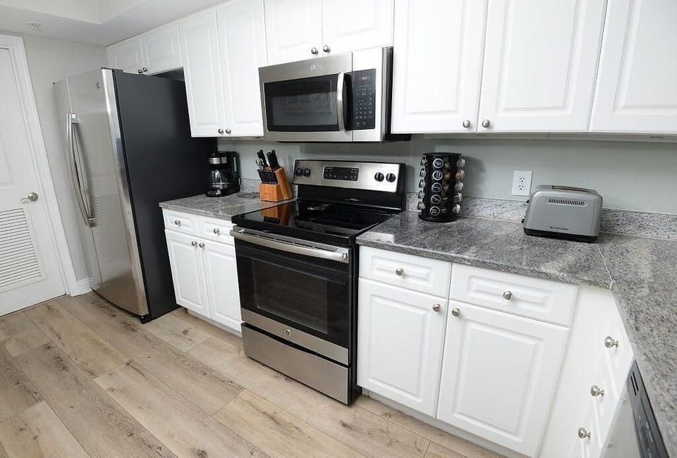 Condo, Multiple Beds (Emerald Beach 1130) | Private kitchen | Oven, toaster