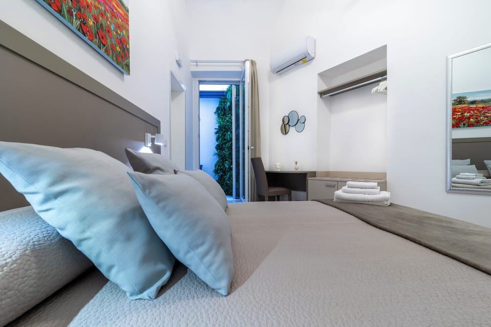 Basic Double or Twin Room, Patio | Hypo-allergenic bedding, minibar, blackout drapes, iron/ironing board