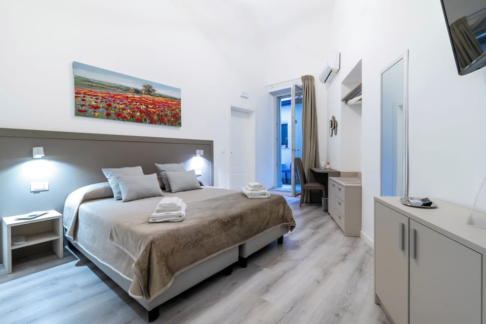 Basic Double or Twin Room, Patio | Hypo-allergenic bedding, minibar, blackout drapes, iron/ironing board