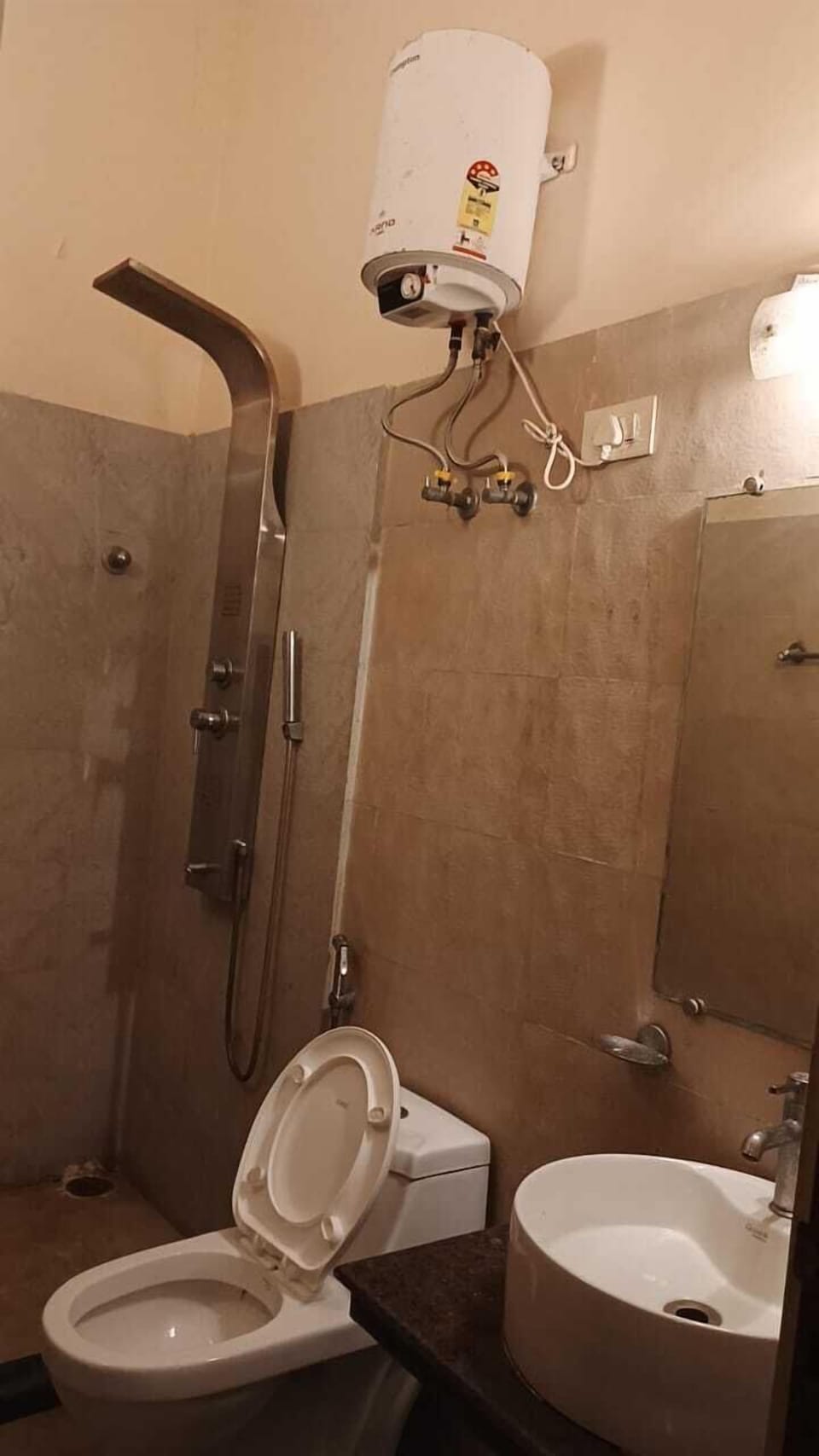 Standard Single Room, Balcony, Pool View | Bathroom | Towels, soap, shampoo, toilet paper