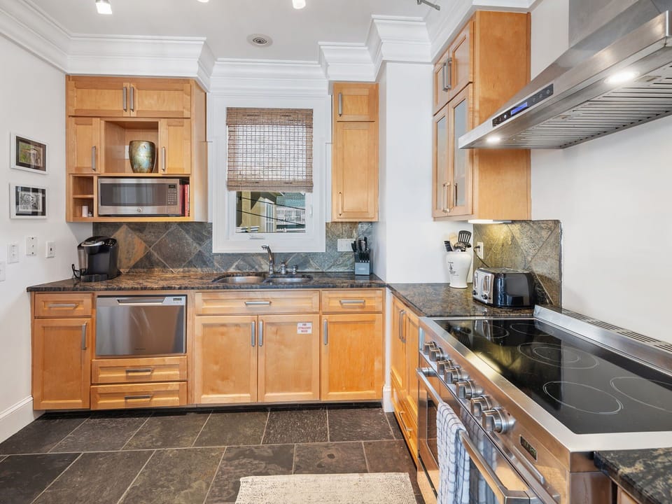 A Gourmet Kitchen Complete for the Home Chef