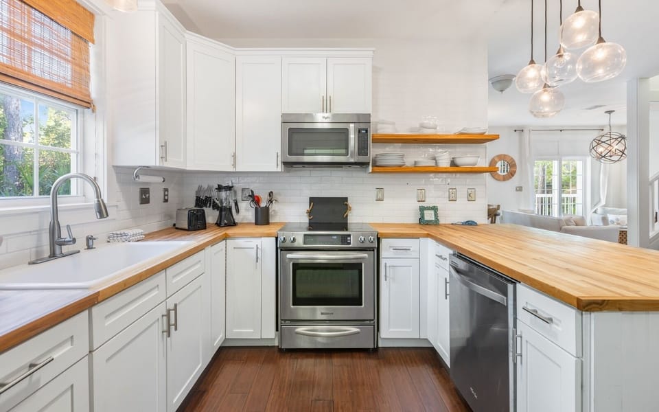 Updated Fully stocked Kitchen