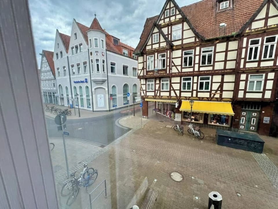 Direkt am historischen Marktplatz – Blick auf Fachwerkfassaden und Celles charmanteste Gassen.